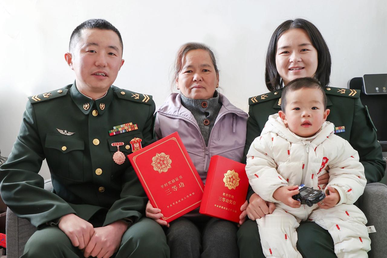 将两份三等功喜报同时送入该旅一个双军人家中军士参谋宋晓强和他的妻子宋迪都是
