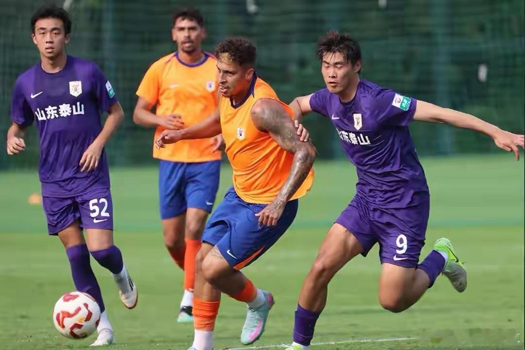 山东泰山队冬训期间动作明确，核心外援克雷桑已确认留队，为锋线提供稳定保障。俱乐部