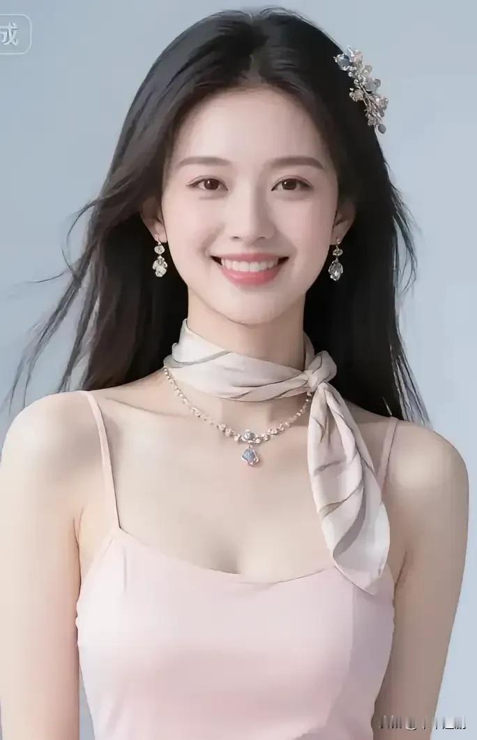 粉裙裹着柔肩，丝巾缠颈间珠光，发梢轻扬时，笑意漫开了一整个浅春的甜。粉雾玫瑰吊