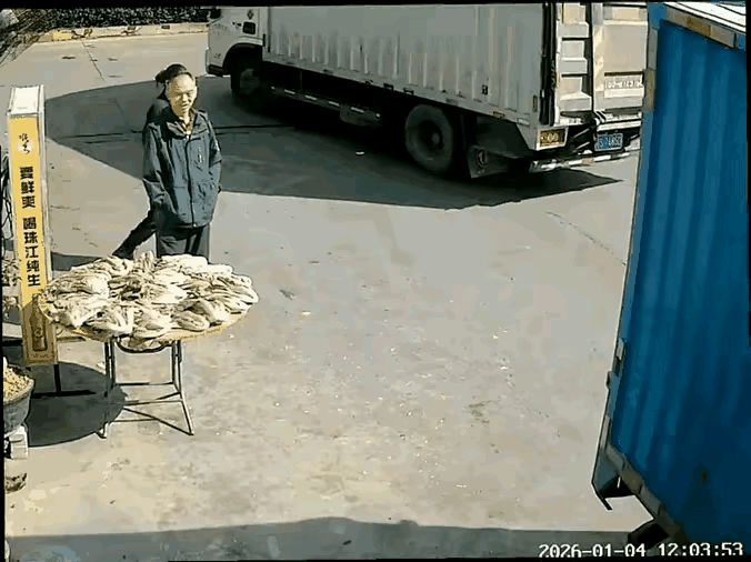 这大爷一看就是碰瓷老手别人侧身能过去他早不过去晚不过去等车倒过来时掀翻别人