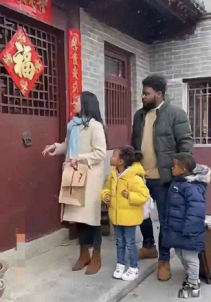 远嫁他国的女大学生！她在读大学时和一黑肤色的小伙子就谈恋爱了，毕业以后不顾亲