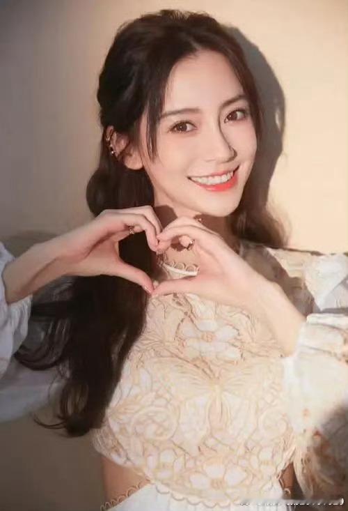 Angelababy面部提亮angelababy拿玫瑰花自拍“追随光我对你