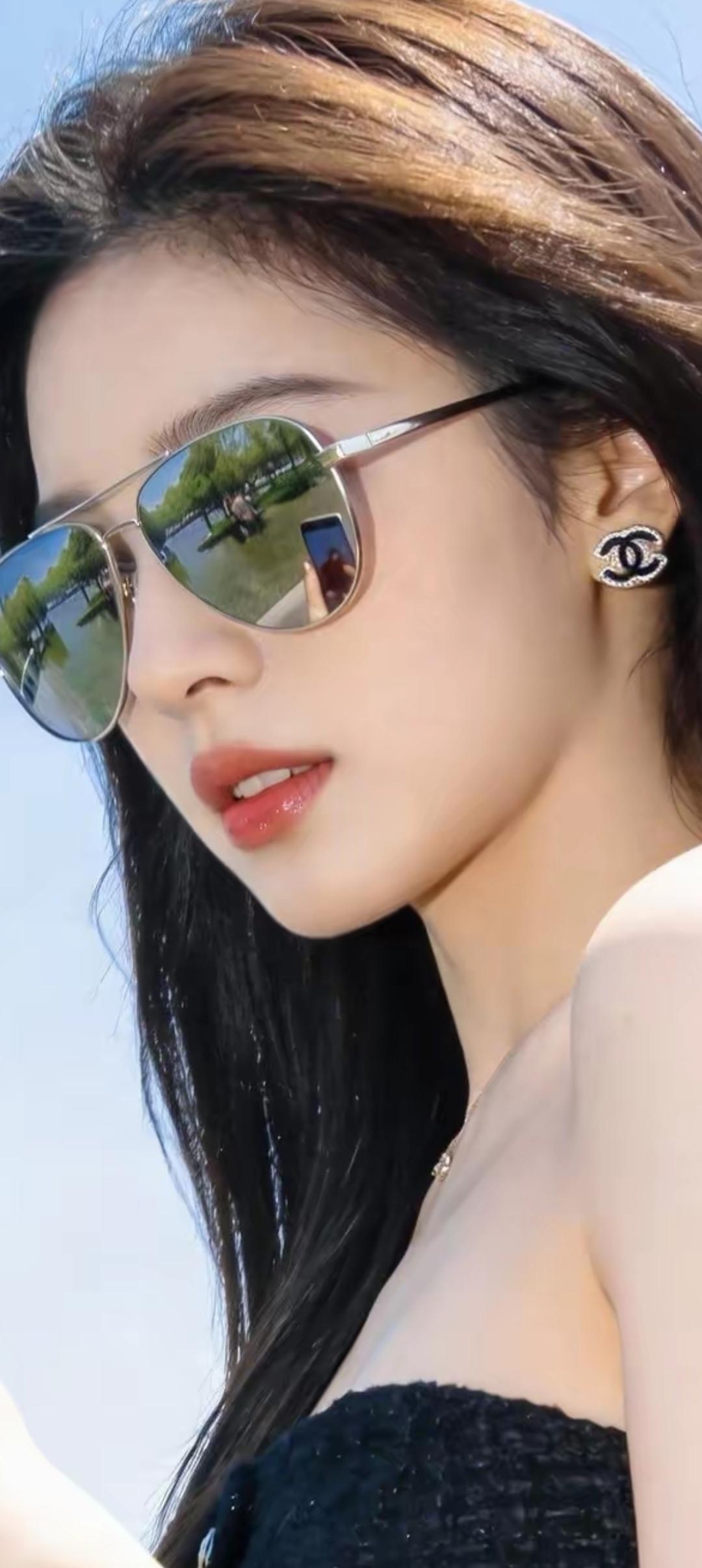 夏日清凉穿搭指南：墨镜+黑色吊带裙，轻松自在，享受阳光！🌞👗🕶️