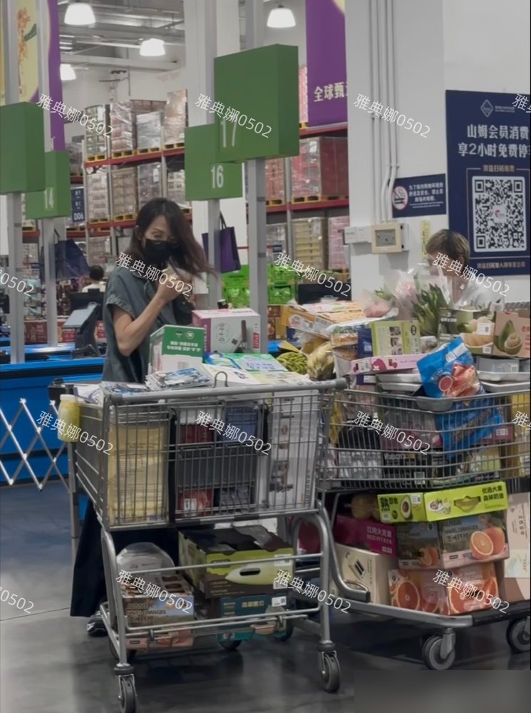 52岁蔡少芬去逛山姆，被路人怼脸拍，没戴口罩，身上那件运动服灰扑扑的，真跟菜市场遛弯的大姨没两样。她