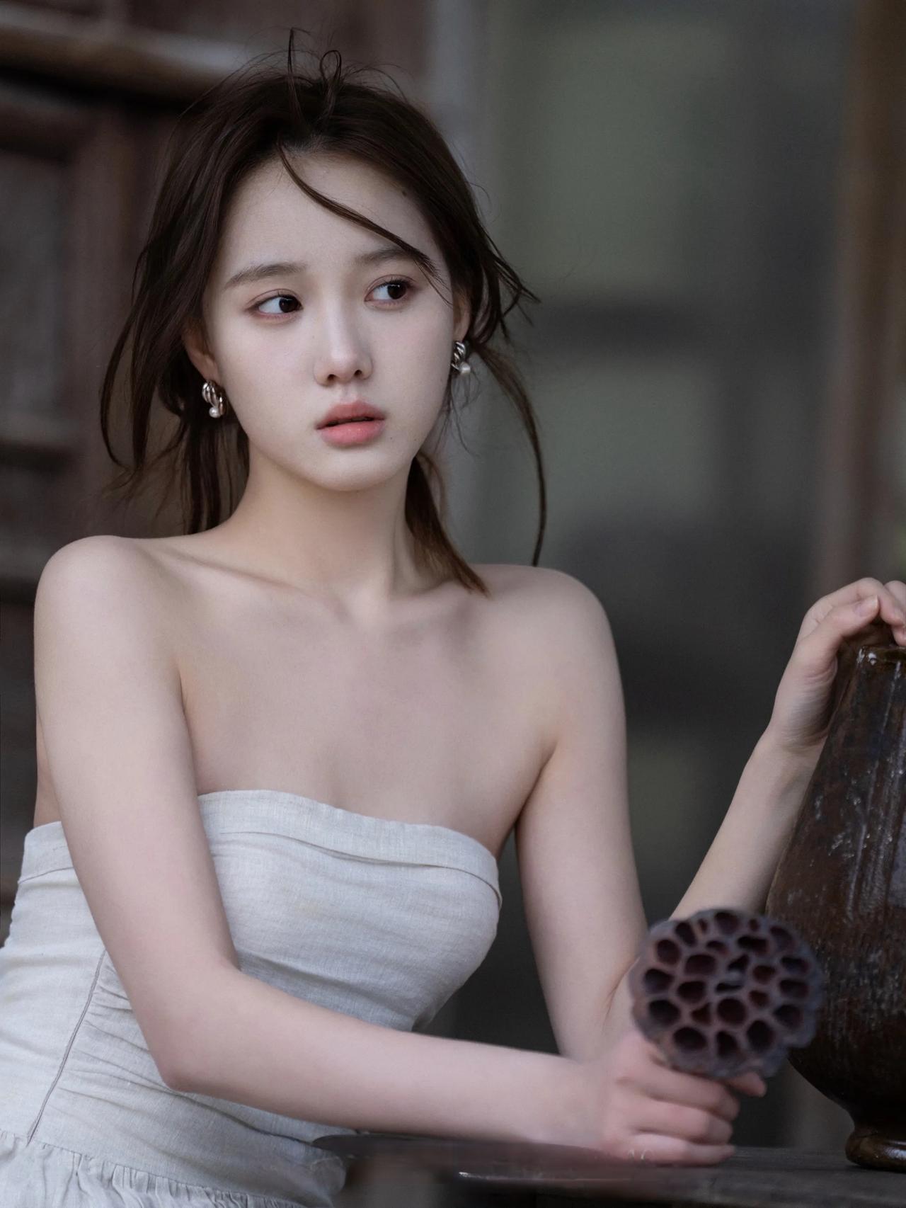 芒果🥭美女主持人——李瑜uu[玫瑰][爱心]，拍性感美图，总要拿个道具，以前是