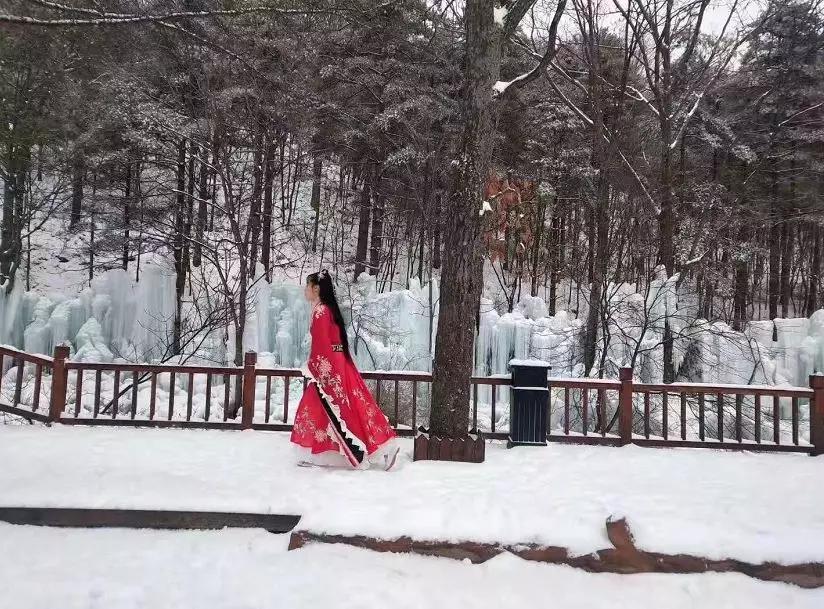 《封神演义》之“观雪景”。武王姜子牙渡过黄河，与各路诸侯会师在孟津外，被商纣派来