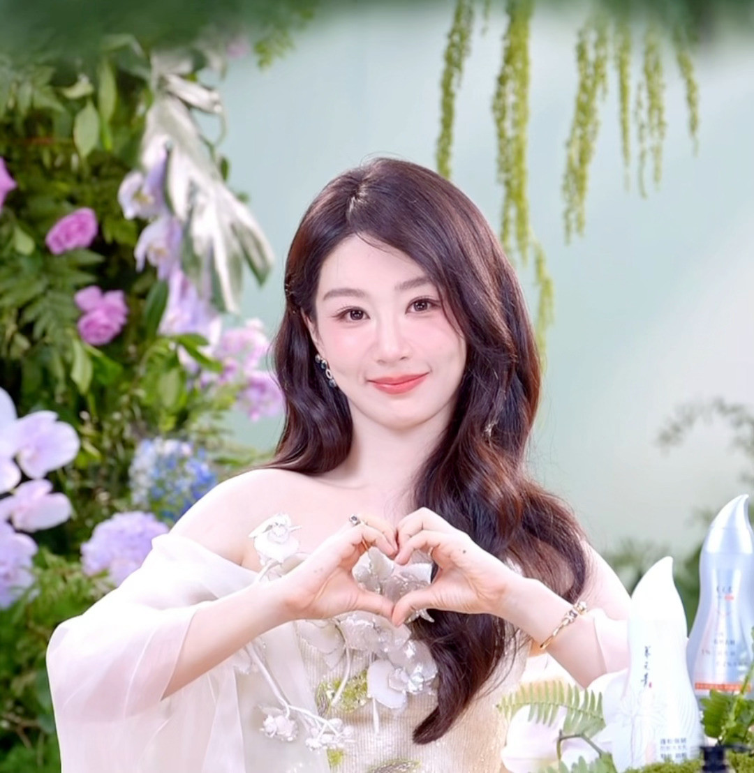杨紫今日直播表情包截图好可爱啊​​​