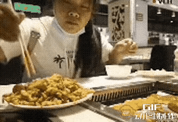 相亲现场，菜刚上桌，女孩就飞快吃起来，筷子几乎没停过。对面的男孩看着这一幕，
