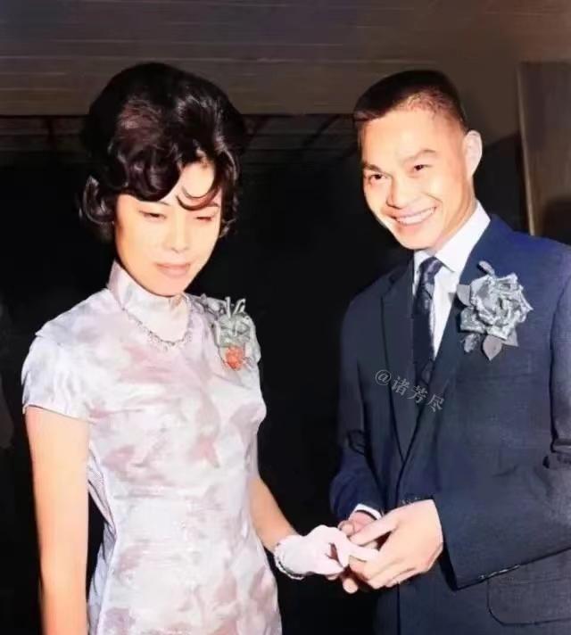 1964年台北，“叛徒飞行员”刘承司与“美女特务”蔡健美在空军新生社举行了婚礼。