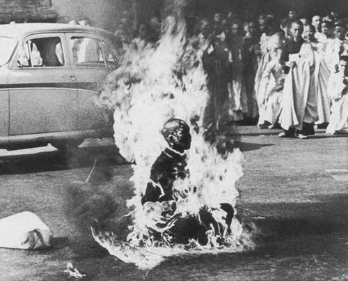 1963年6月11日，西贡闹市街头，拍下了人类历史上最震撼、最沉默的一张照片。