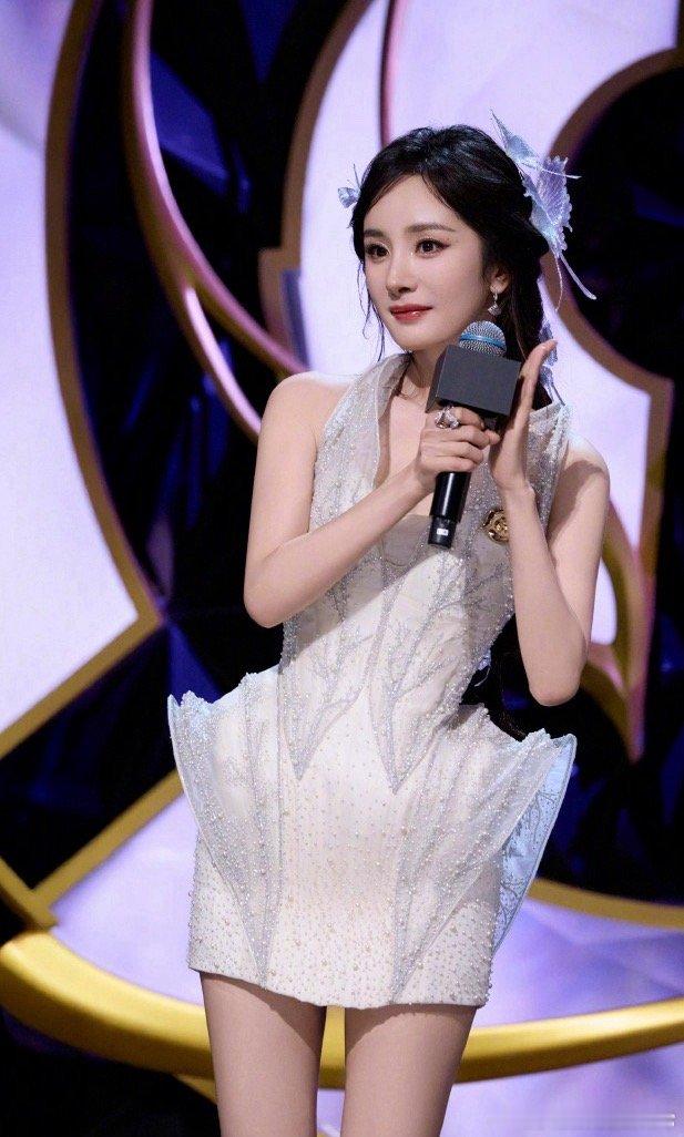 何炅杨幂你话筒拿了吗杨幂换了平底鞋后兴奋地准备冲向舞台，那步伐简直六亲不认，