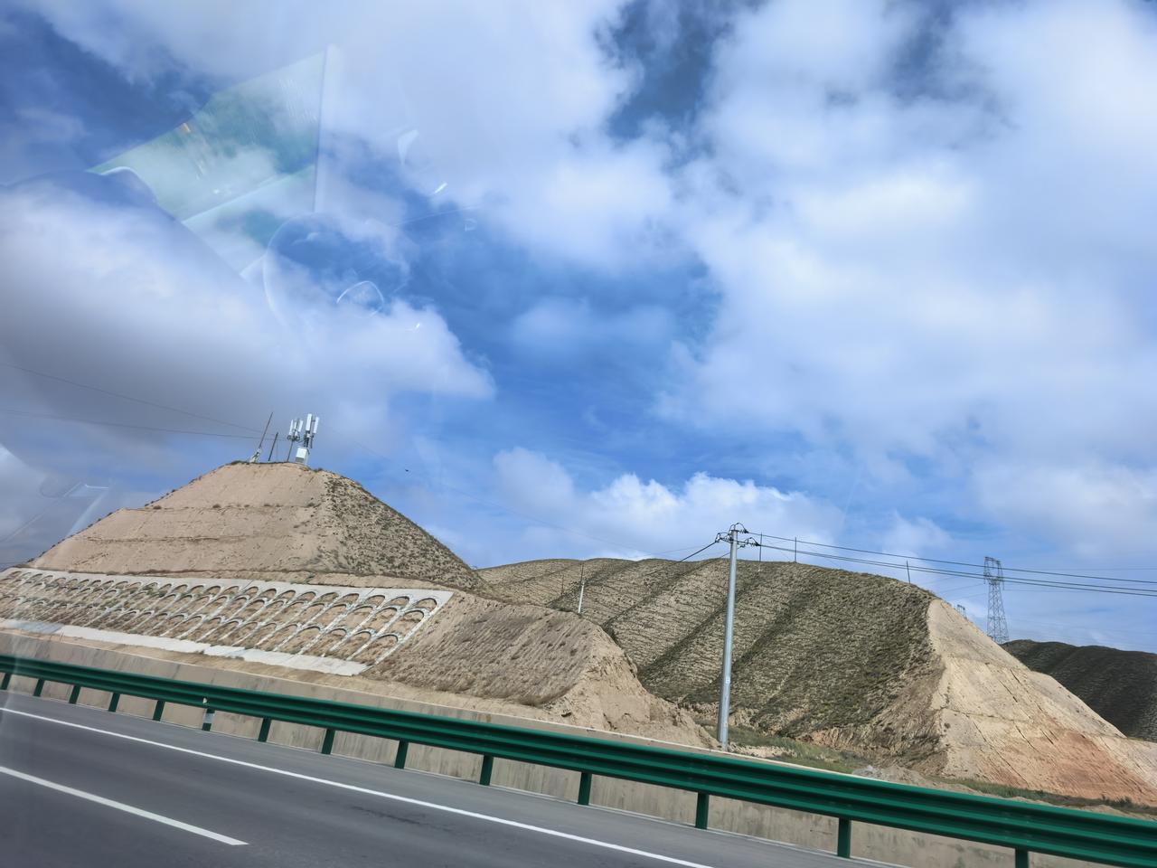 去兰州中川机场路上看到了不长草木的山。