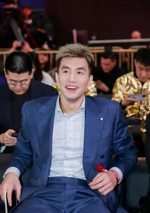 本赛季郭艾伦打一场CBA就能赚75万。广州龙狮打进季后赛，但是郭艾伦却挺尴尬的，