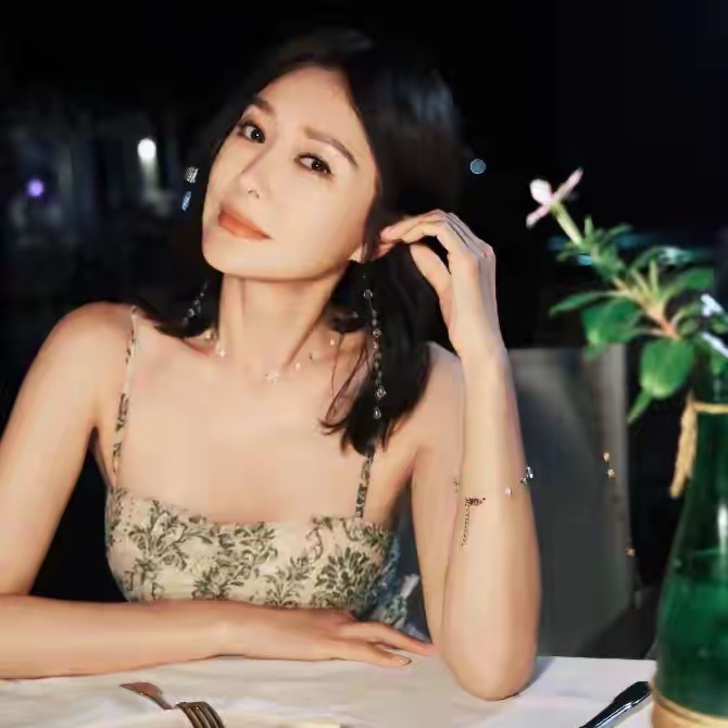 47岁秦岚马尔代夫庆生，穿吊带裙清凉甜美好少女，又瘦又白真抗老在娱乐圈，多数中年