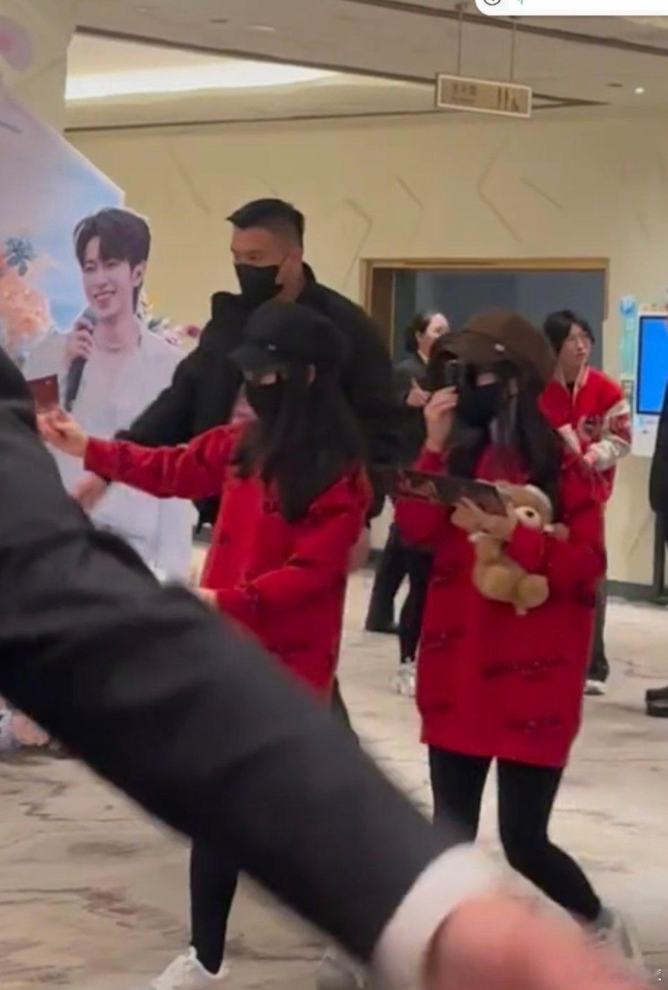 弄简妈咪，两小只有点可爱。为什么要嘛她们