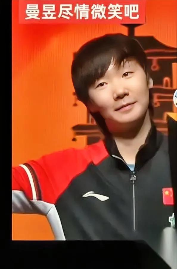 王曼昱采访遇突发状况！现场竟有人喊不支持？只见她夺冠后致谢时，台下突然窜