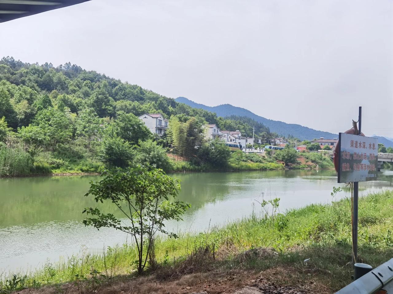 大家发现没有，现在50岁至70岁的老人成了旅游市场的主力军。这个年龄段的人，