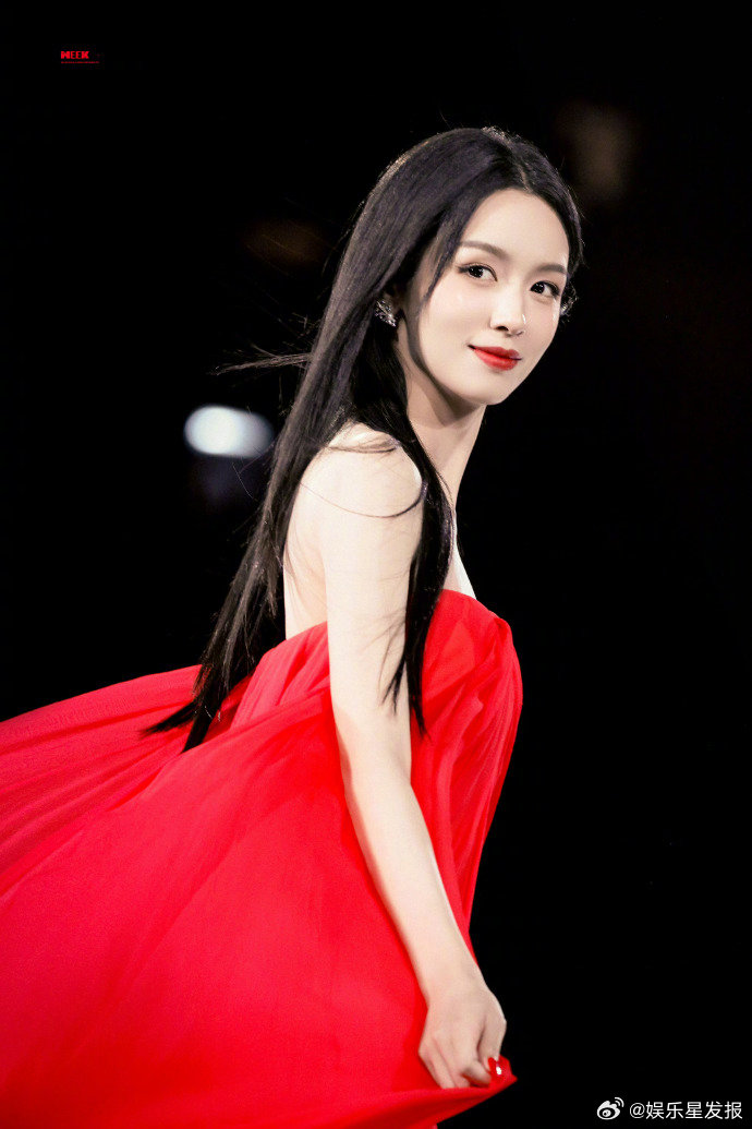 周也时装周首次走秀在T台上的状态太抓人了！那种由内而外散发的自信和松弛感，让人