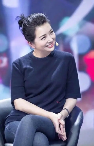 演员江珊说：“当年我跟高曙光离婚后，在工作时又遇到了小9岁的靳东，靳东他有次去昆