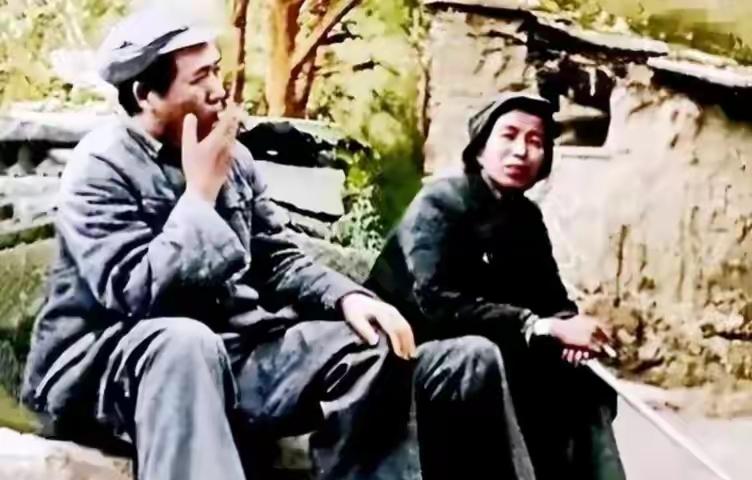 1947年，在陕北的山沟沟里，毛主席就那么随意地坐在一块大青石上。身上是洗得发白