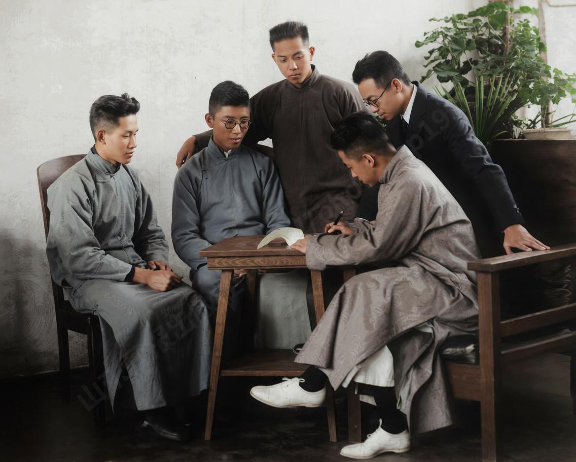 1920年初，清华学校文学社，桌前围坐的这群身着长衫的青年，从左至右：孙立人、周