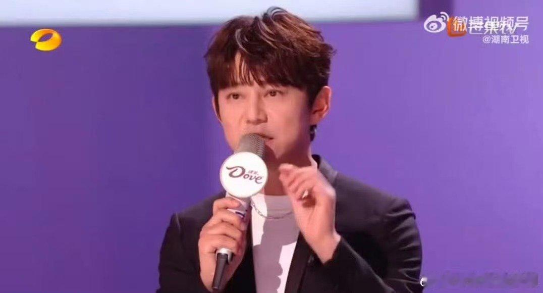 何炅：我只是看起来慌面对争议从容应对接那英感谢又准又妙游刃有余