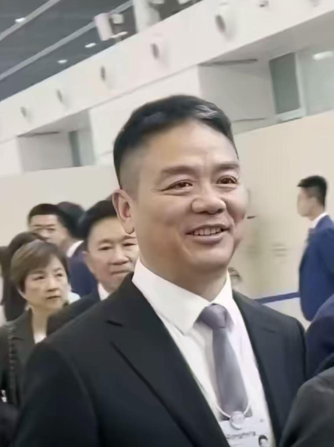 马云没当过，董明珠没当过。但是！达沃斯论坛主席刘强东实至名归！最近京东的刘强东
