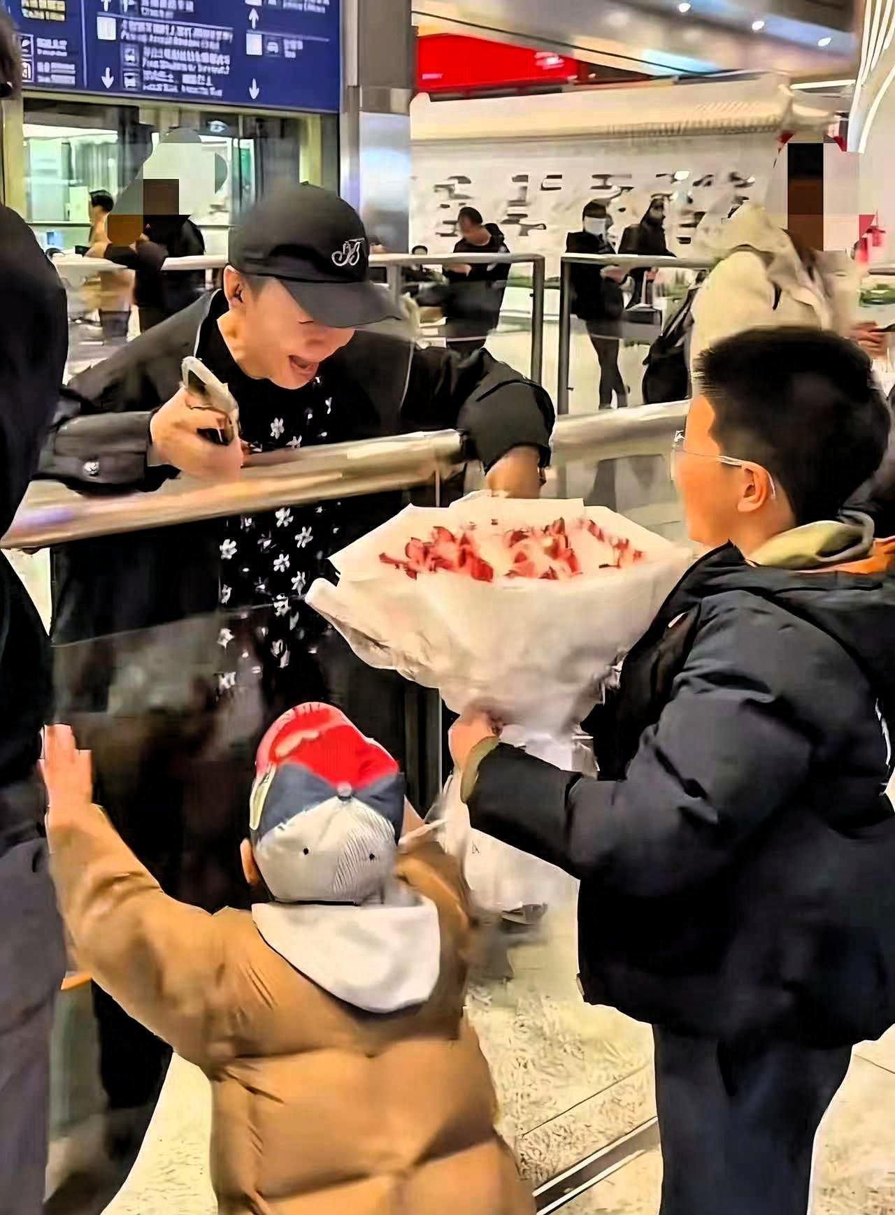 宋丹丹两个孙子现状8岁的大孙子宋一鸣在北京的公立小学就读，身高已经到奶奶的肩膀