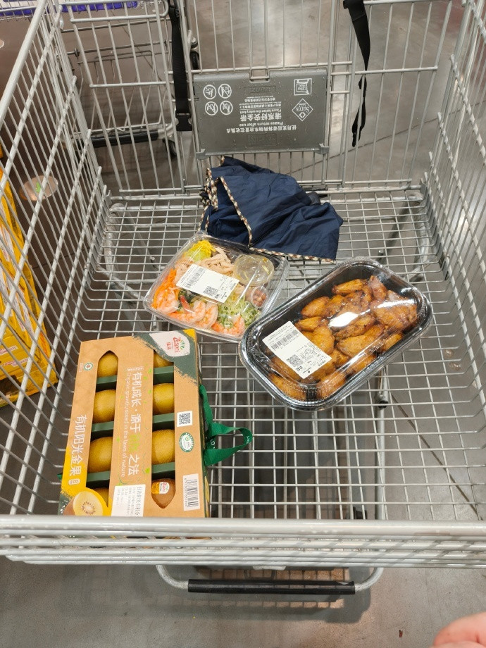 江苏南通山姆会员店，有顾客把预包装水果礼盒拆开，挑拣品相好的集中拼凑成一盒带走。