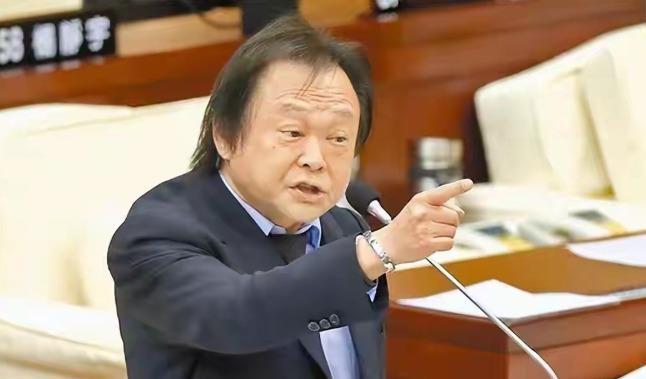 暇步士这次是真的杀疯了。几千块的大衣直接打到1折，百来块钱就能拎走一件羽绒服，