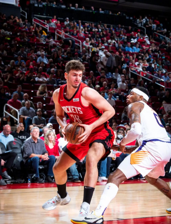 今天申京打的还蛮好的虽然也有一些奇怪的选择卡位也没完全投入但是上一场的教训