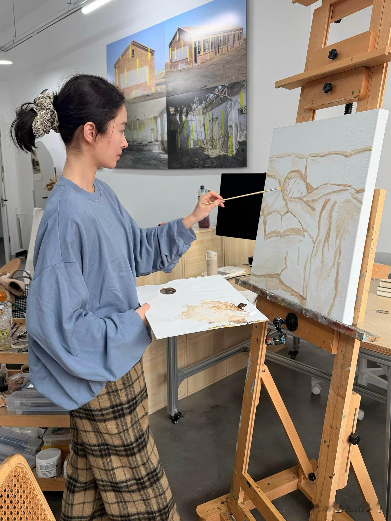 杨采钰在画室作画，一幅画换了三套衣服，这出品速度还真有点慢，不过成品和配色看着很