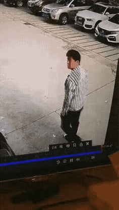 视频画面显示，一位中等身材的男士，鬼鬼祟祟东张西望，发现左右无人，看到在外晾晒的