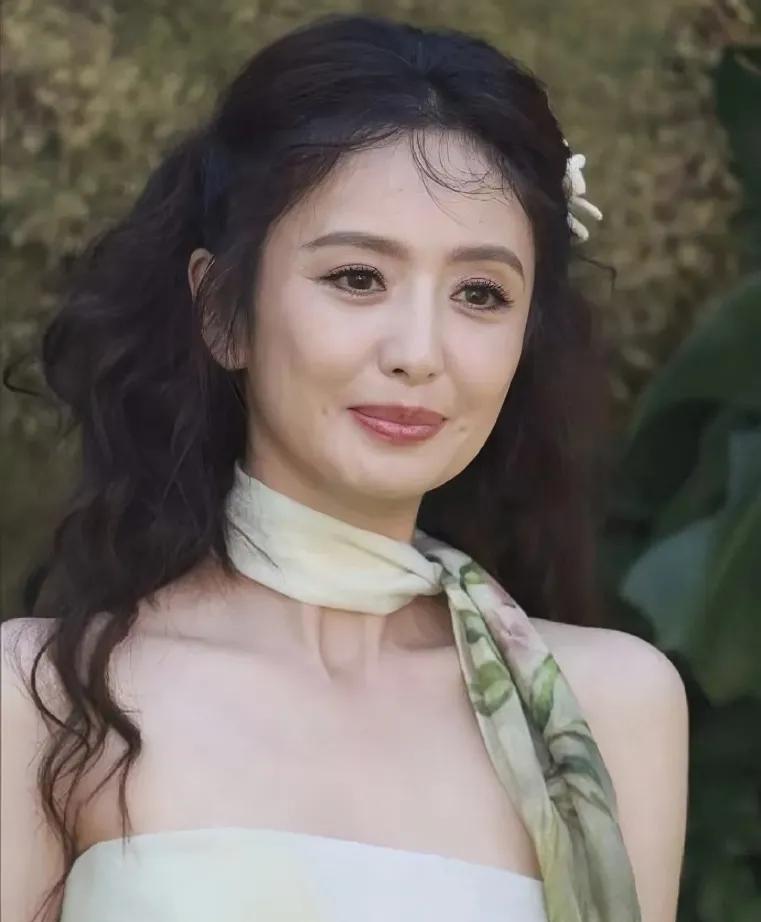 佟丽娅如今的状态，其实给不少中年女性提了个醒：岁月从不会真正偏袒谁，人到一定