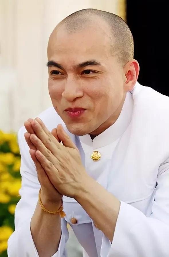 这是西哈莫尼国王2004年的相片，那年他51岁。可是从外表上根本看不出来是一个老