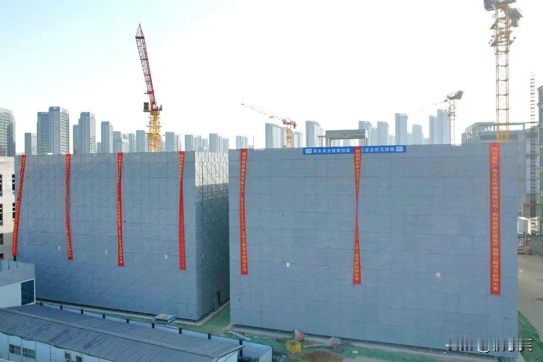 总投资额5.5亿元！封顶！近日，随着最后一方混凝土顺利浇筑完毕，西安高新区信息产