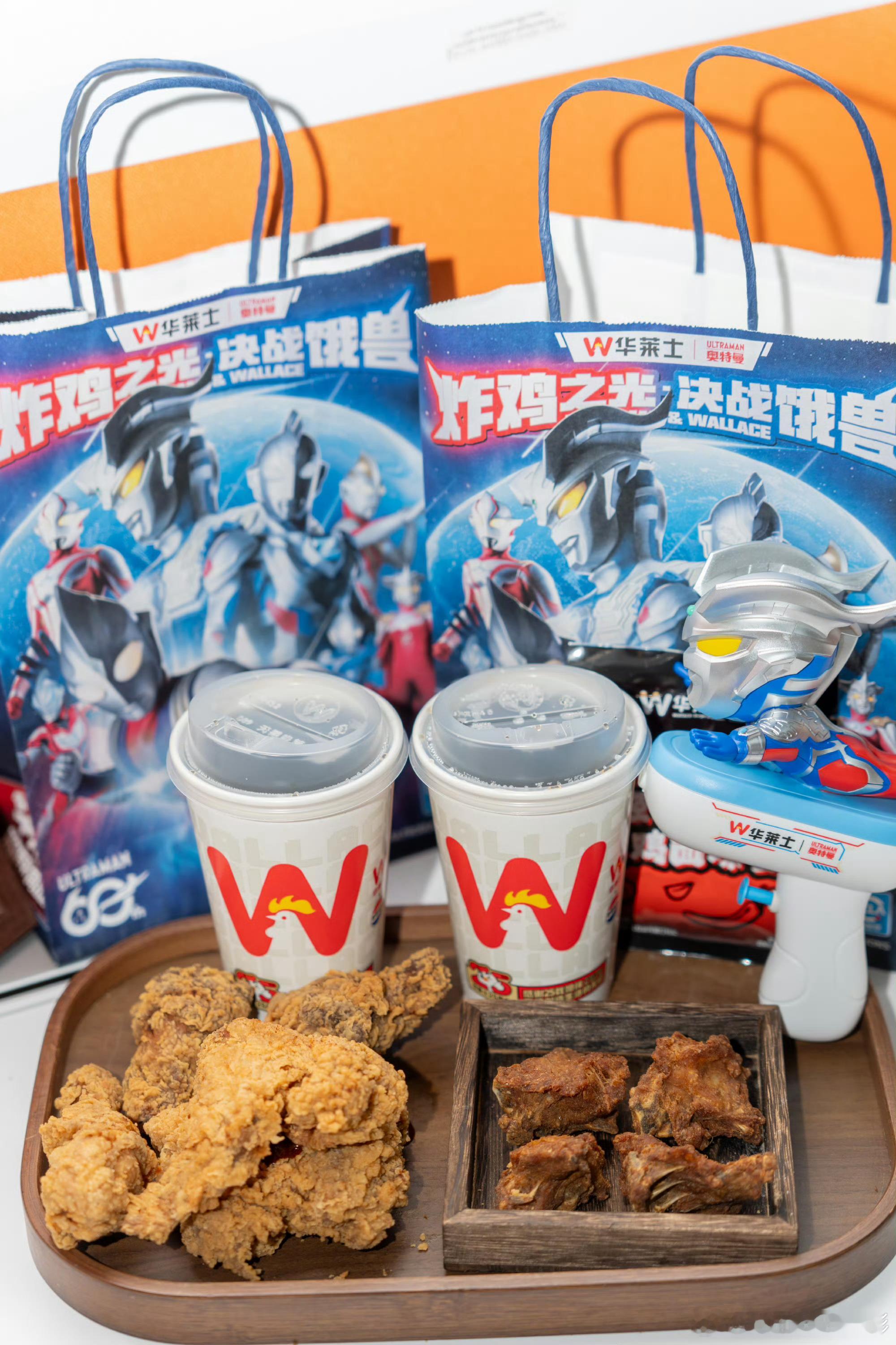华莱士奥特曼联名太对味了谁的童年DNA里没有奥特曼！小时候准时守在电视机前追