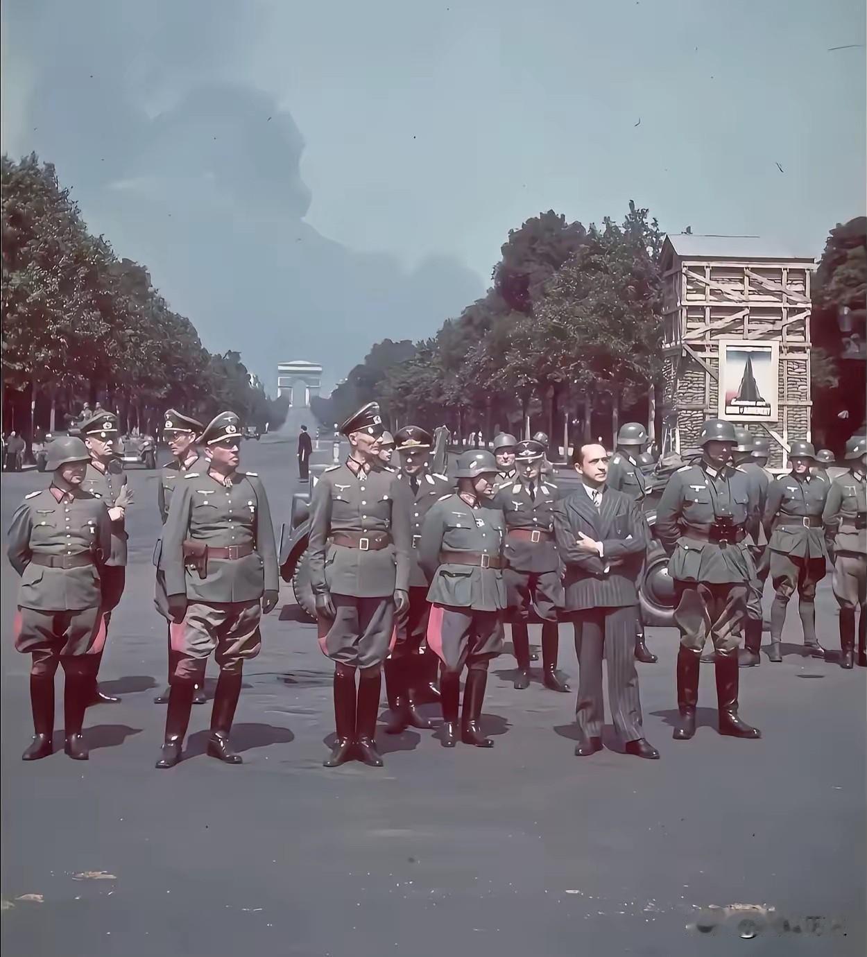 这张老照片很有意思！这张老照片拍摄于1940年6月14日，当德国第30师开进