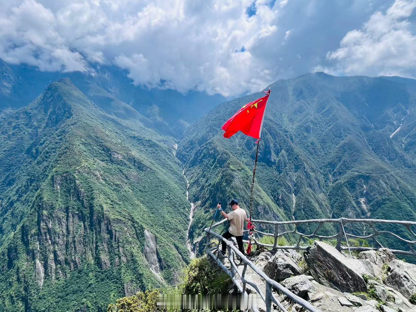 云南旅行徒步虎跳峡，打卡世界级峡谷风光！​​​