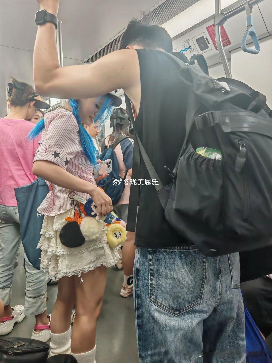 坐标上海，地铁里看到一对白嫖党情侣穿的衣服将这么大标签藏在里面估计今晚又是无条件