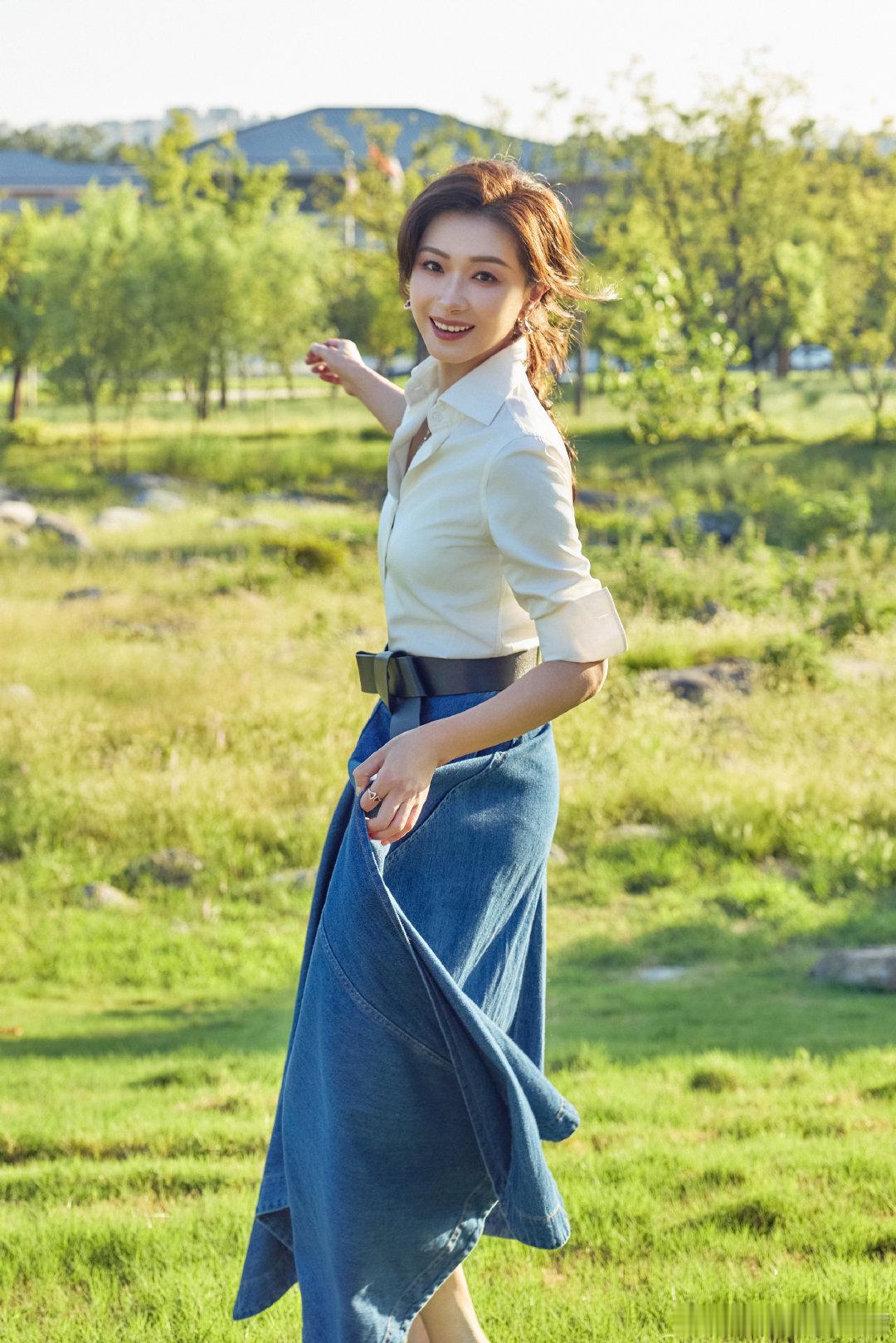 #万茜#风与阳光都刚好，自在舒展，稳定输出📸～​