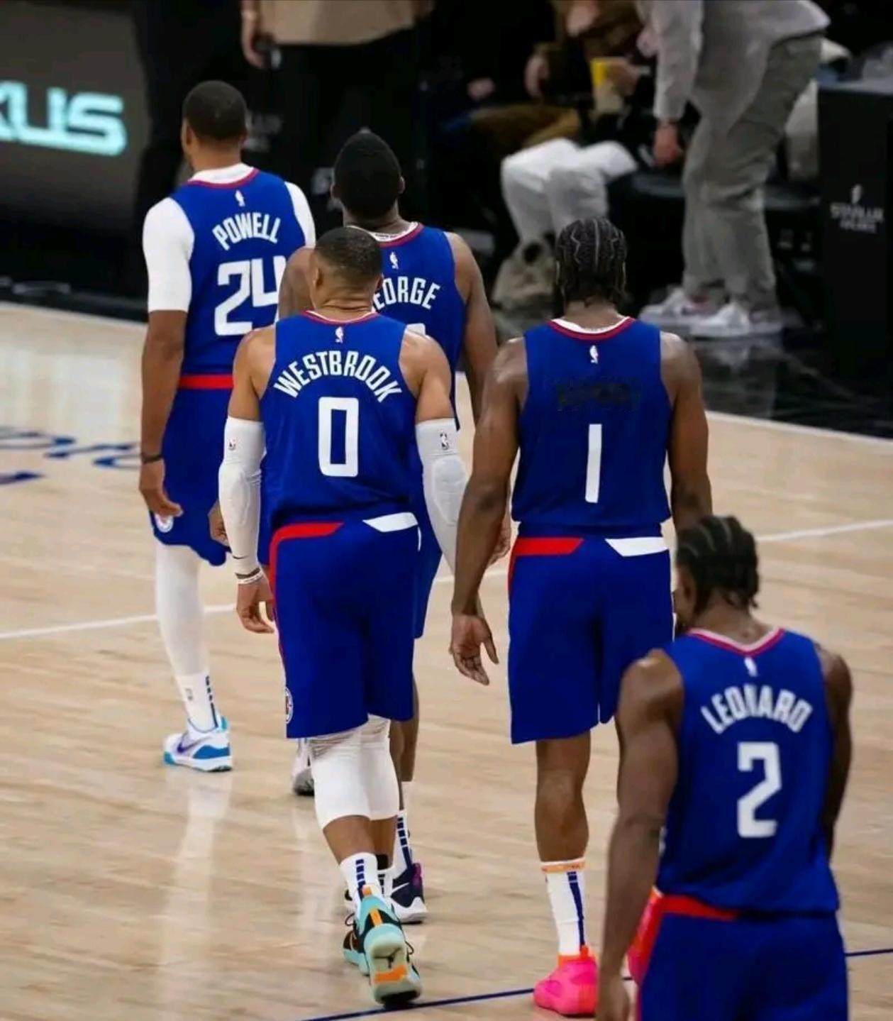 曾经让球迷无限期待的快船落幕了随着哈登被交易到骑士，快船只有莱纳德单核带队了