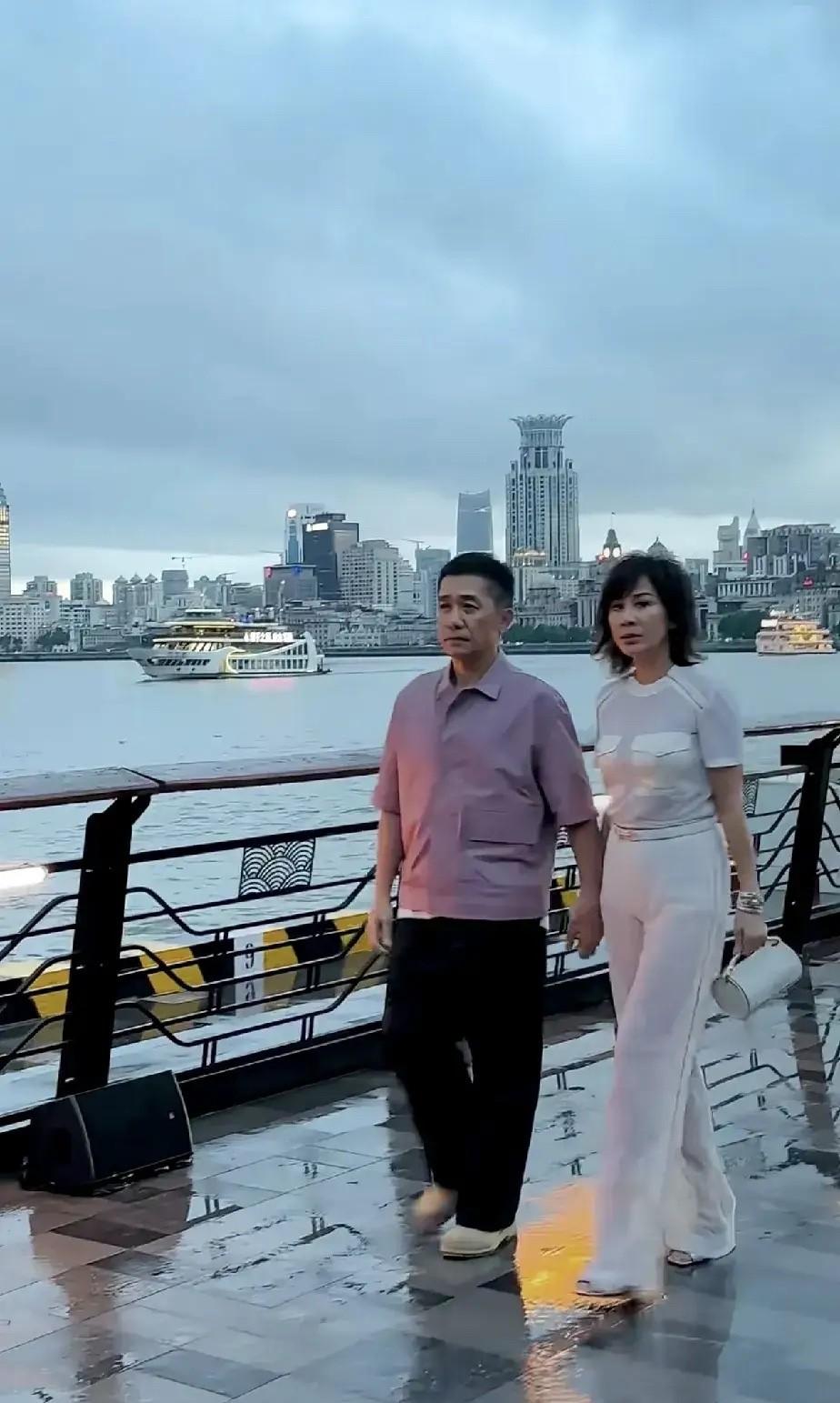 梁朝伟、刘嘉玲夫妇，想不到啊，竟然被偶遇，图片放出来，简直惊呆我，第一眼让我感觉
