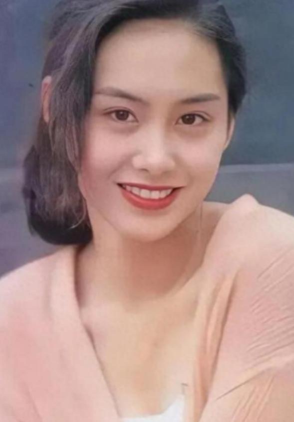 1999年，黄贯中表白朱茵，朱茵同意了，但她提出一个要求：“只谈恋爱，不