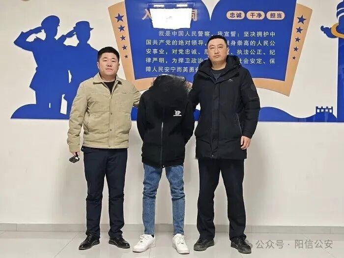 滨州一台球厅内，李某被抓获近日，山东滨州阳信县警方破获一起盗窃案，抓获犯罪嫌