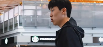 杨瀚森来了！出发前往比赛现场，首场数据预测20+10杨瀚森出发前往拉斯维加斯