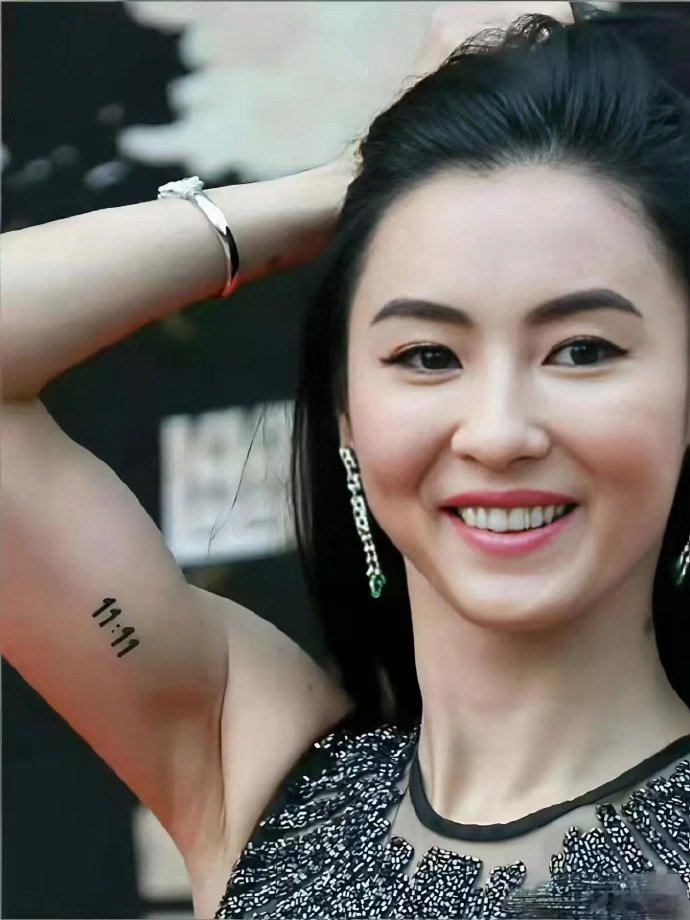 很好奇张柏芝的纹身是什么意思，有人懂吗？