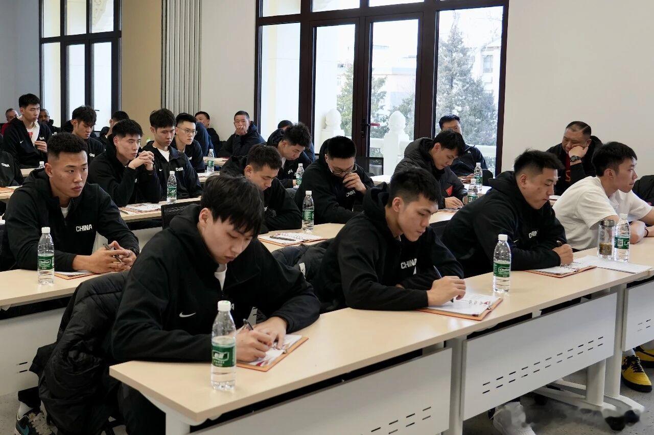 中国篮球之队发布官方消息：中国男篮在中国篮协召开备战2027年国际篮联世界杯预选