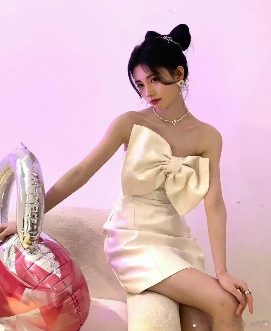 真服了！鞠婧祎和丝芭闹解约，怎么全在揪着她十年1.39亿收入说事，还觉得多？我反