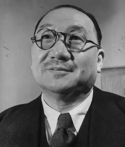 1945年3月，蒋介石icon的案头放着一份贪污调查报告，他打开一看，震愣当场。